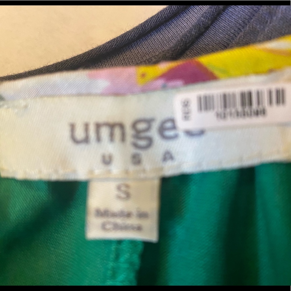3 for $10 / Umgee floral cold shoulder tunic - Picture 4 of 4